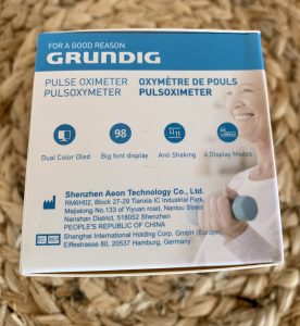 Grundig 20040 Pulsoximeter im Karton von der linken Seite