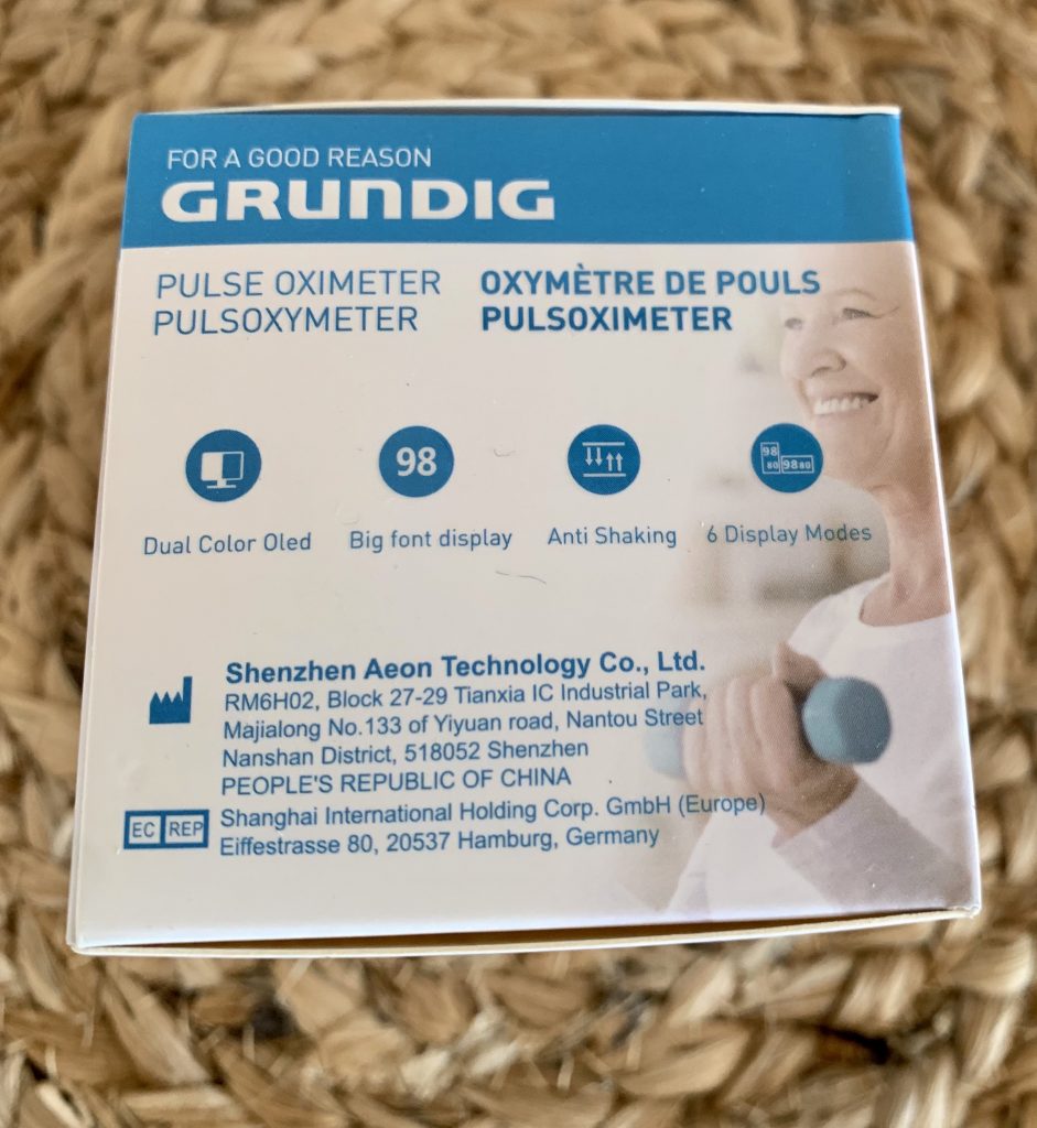 Grundig 20040 Pulsoximeter im Karton von der linken Seite