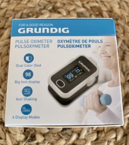 Grundig 20040 Pulsoximeter im Karton von der rechten Seite