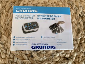 Grundig 20040 Pulsoximeter im Karton von hinten