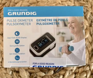 Grundig 20040 Pulsoximeter im Karton von oben