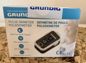 Grundig 20040 Pulsoximeter im Karton von vorne