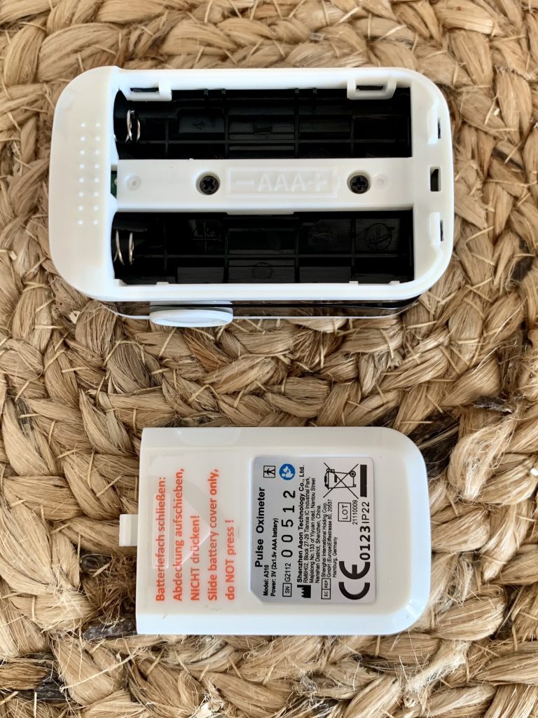 Grundig 20040 Pulsoximeter mit geöffnetem Batteriefach