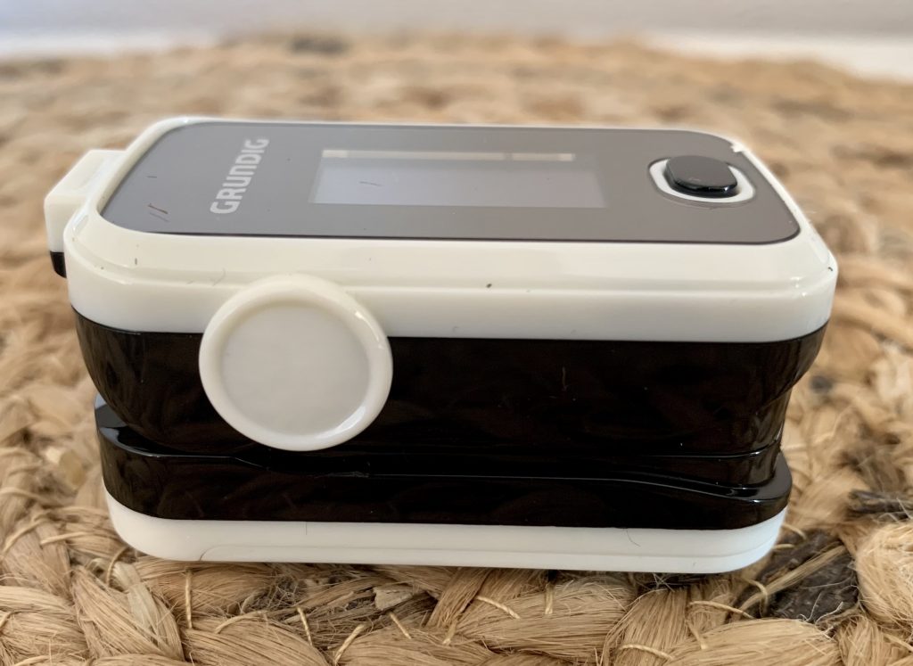 Grundig 20040 Pulsoximeter von der Seite