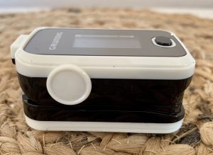 Grundig 20040 Pulsoximeter von der Seite
