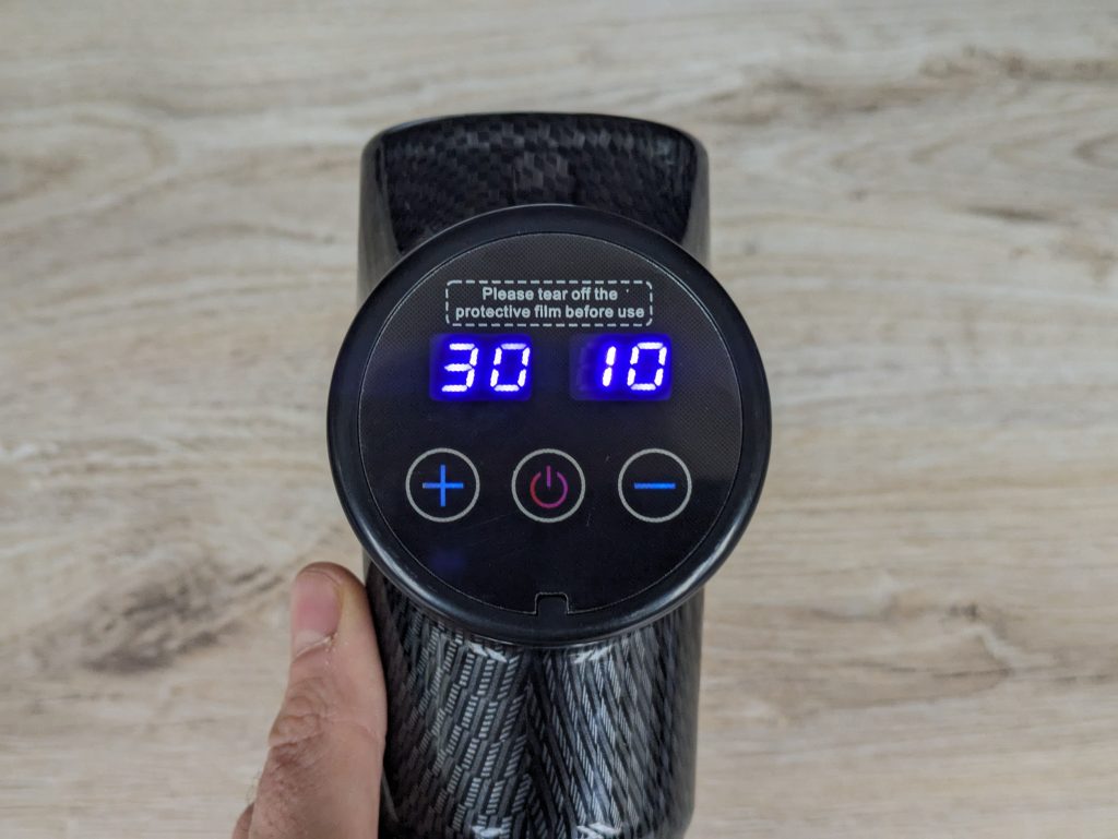HOPOSO Massagepistole von hinten mit angeschalteten Display