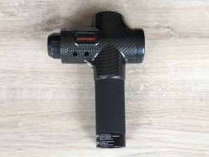 HOPOSO Massagepistole von vorne, nach links ausgerichtet