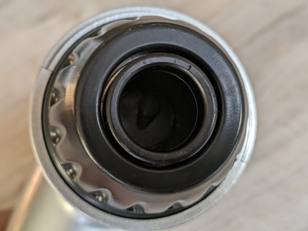 Hülse der Aerlang EM-8 Massagepistole in der Nahansicht