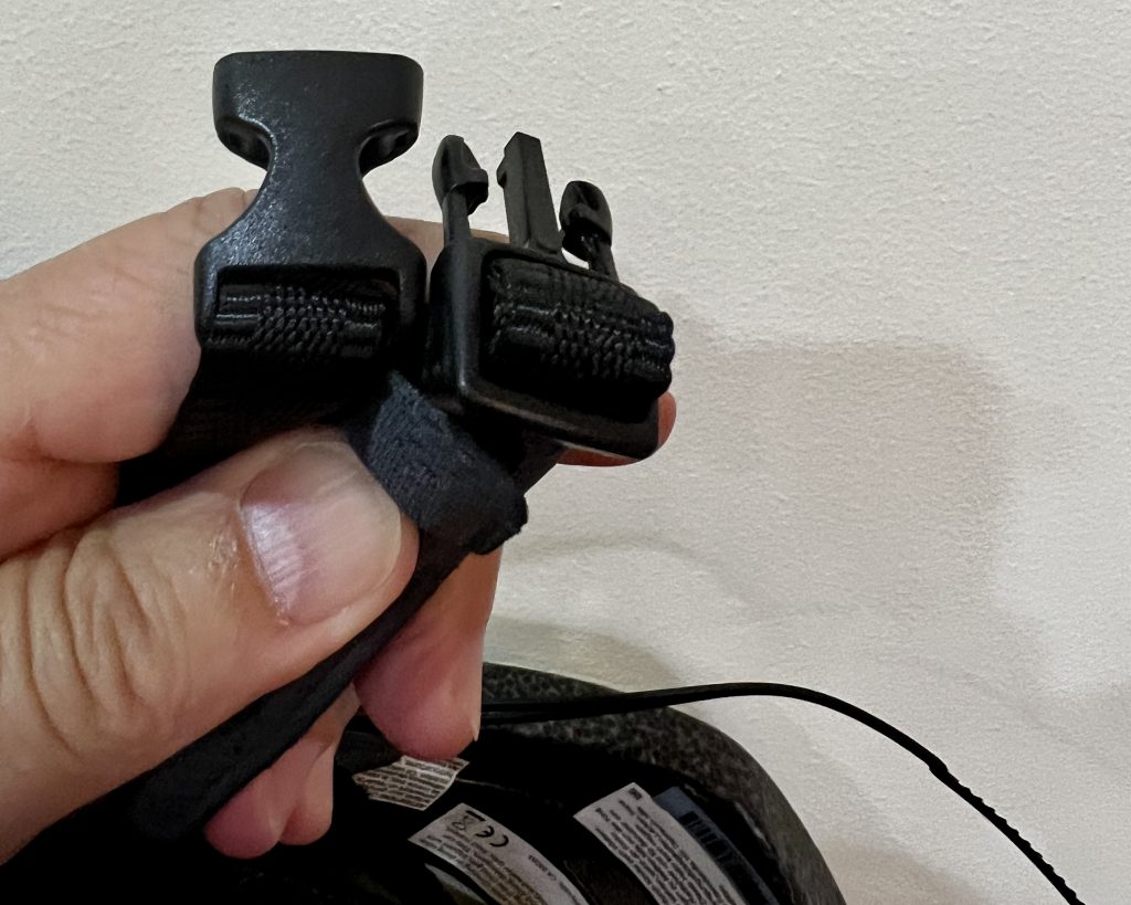 Livall MT1 Fahrradhelm Verschluss