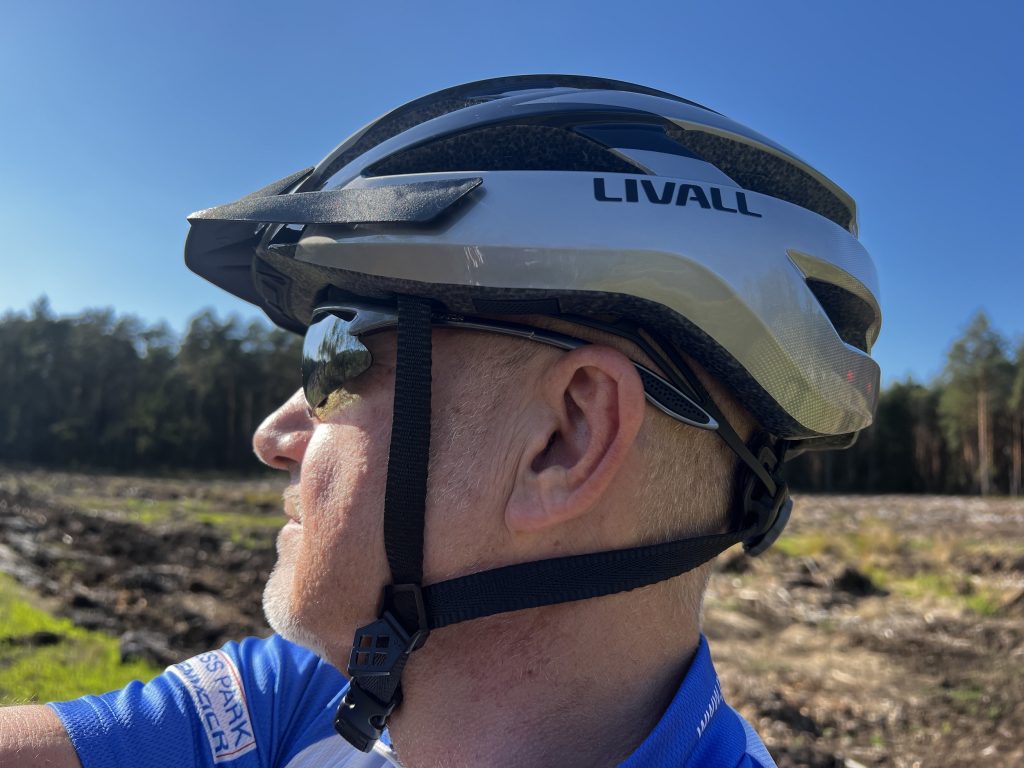 Livall MT1 Fahrradhelm von der Seite
