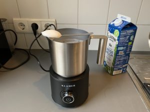 Klamer Milchaufschäumer Milch auf Löffel