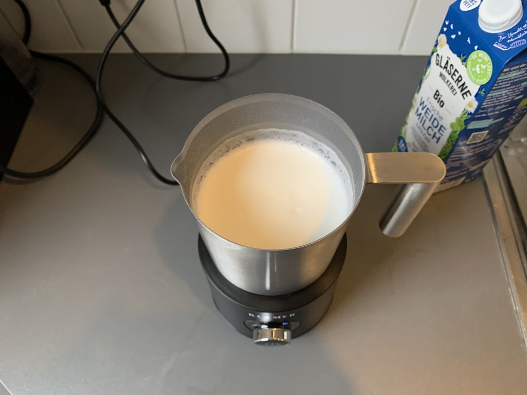 Klamer Milchaufschäumer Milch fertig