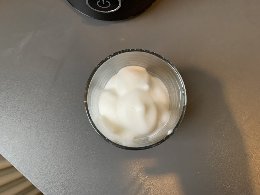 Klamer Milchaufschäumer aufgeschäumte Milch von oben