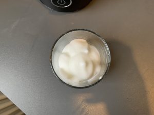 Klamer Milchaufschäumer aufgeschäumte Milch von oben