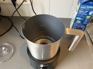 Klamer Milchaufschäumer innen leer