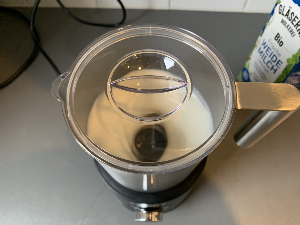 Klamer Milchaufschäumer oben in Benutzung