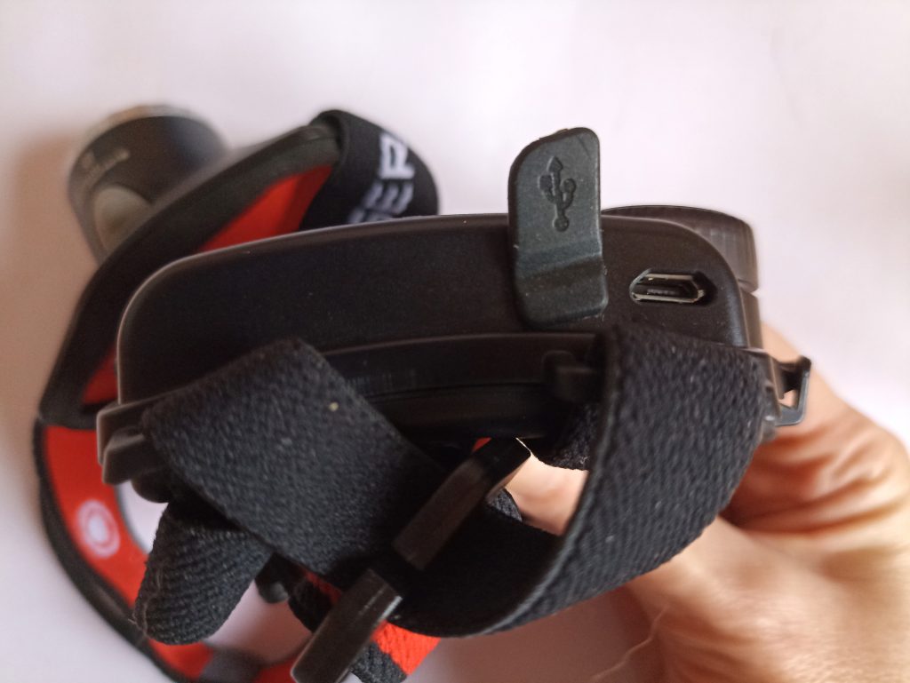 Ledlenser H7R.2 Stirnlampe, Mini USB Ladebuchse am Akku Behälter, geöffnet
