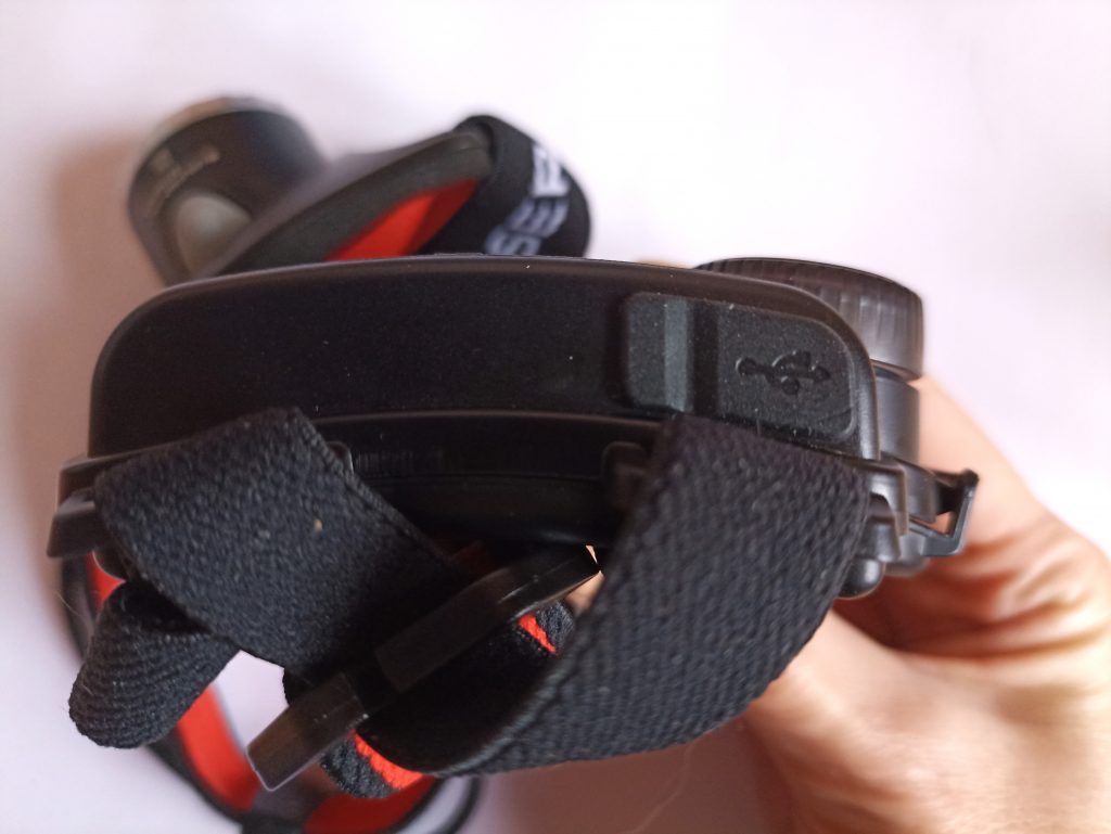 Ledlenser H7R.2 Stirnlampe, Mini USB Ladebuchse am Akku Behälter, mit Deckel geschlossen