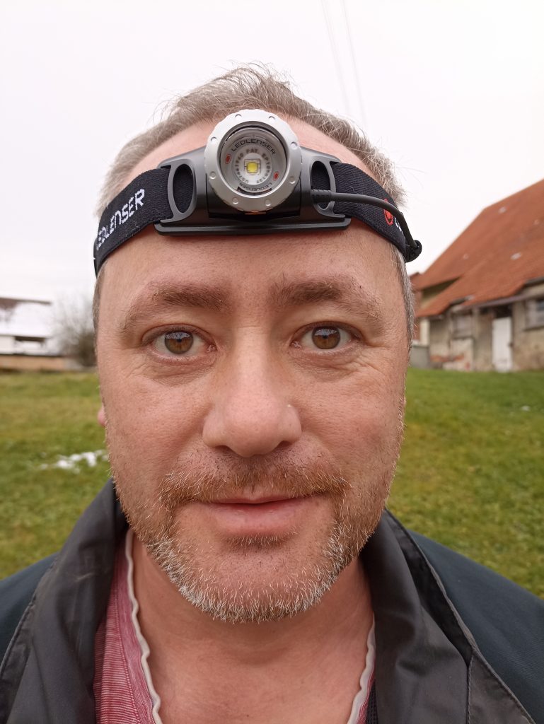 Ledlenser H7R.2 Stirnlampe, auf dem Kopf bei Mann, von vorne