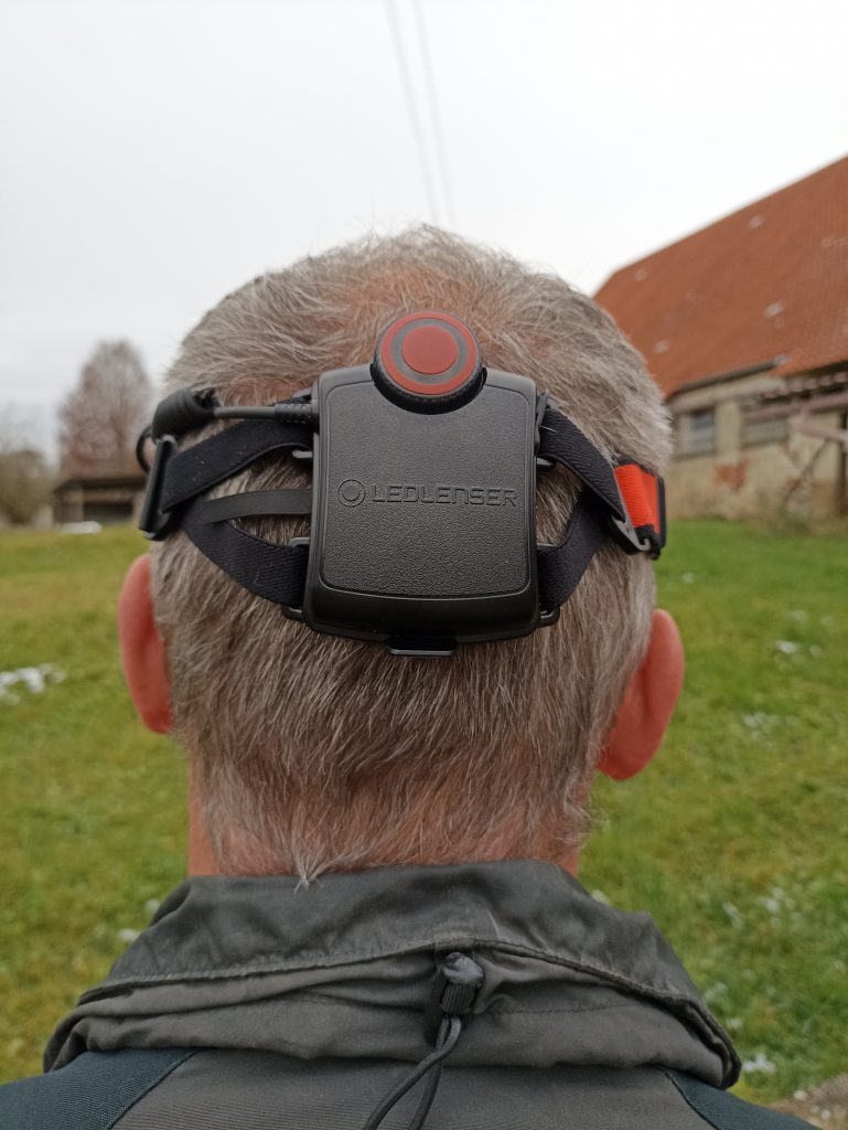 Ledlenser H7R.2 Stirnlampe, auf dem Kopf von Mann, von hinten