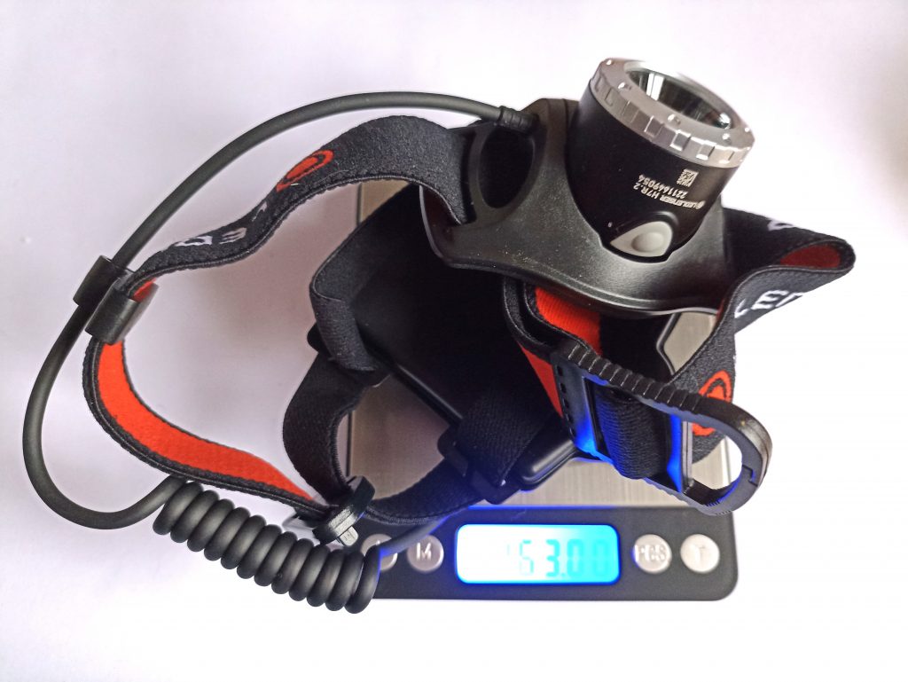Ledlenser H7R.2 Stirnlampe, auf der Waage