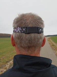 Lighting EVER Stirnlampe, auf Kopf bei Mann, von hinten