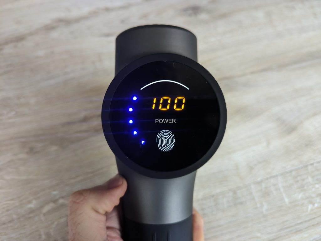 Mebak 3 Massagepistole von hinten mit angeschalteten Display