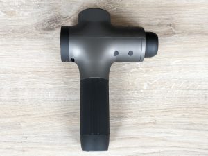 Mebak 3 Massagepistole von vorne, nach rechts ausgerichtet