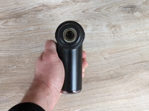 Newgen Medicals ZX-6210-675 Massagepistole in der frontalen Ansicht