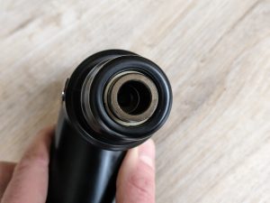 Newgen Medicals ZX-6210-675 Massagepistole in der frontalen Ansicht in der Nahansicht