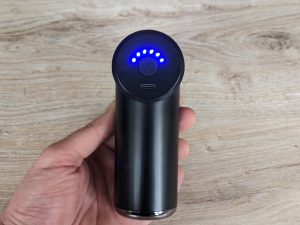 Newgen Medicals ZX-6210-675 Massagepistole mit angeschalteten LEDs