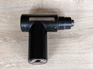 Newgen Medicals ZX-6210-675 Massagepistole von vorne, nach rechts ausgerichtet