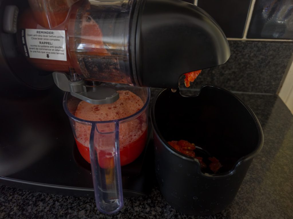 Ninja JC100EU Entsafter im Test mit Tomaten