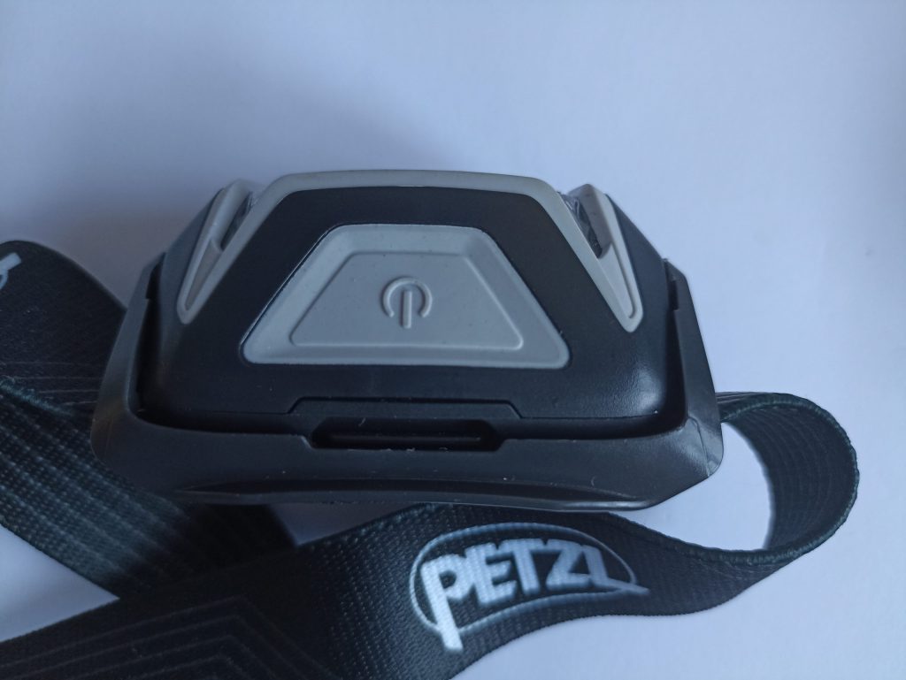 PETZ Actik Core Stirnlampe, Ansicht von oben, Bedienknopf