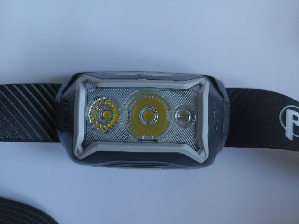 PETZL Actik Core Stirnlampe, Ansicht von vorne