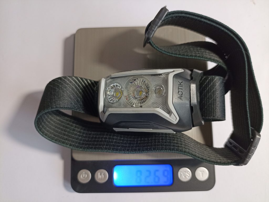 PETZL Actik Core Stirnlampe, auf der Waage