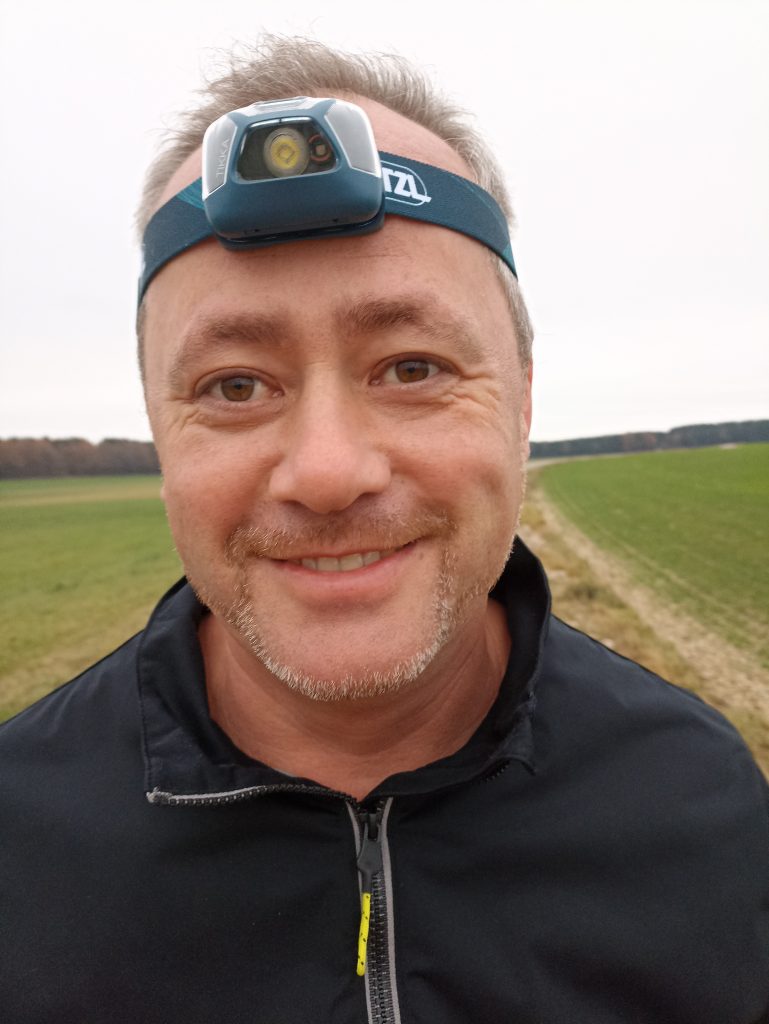 PETZL Tikka Stirnlampe, auf Kopf bei Mann, von vorne
