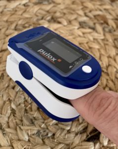 PULOX PO-200 Pulsoximeter auf dem Finger