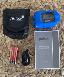 PULOX PO-200 Pulsoximeter ausgepackt mit Zubehör