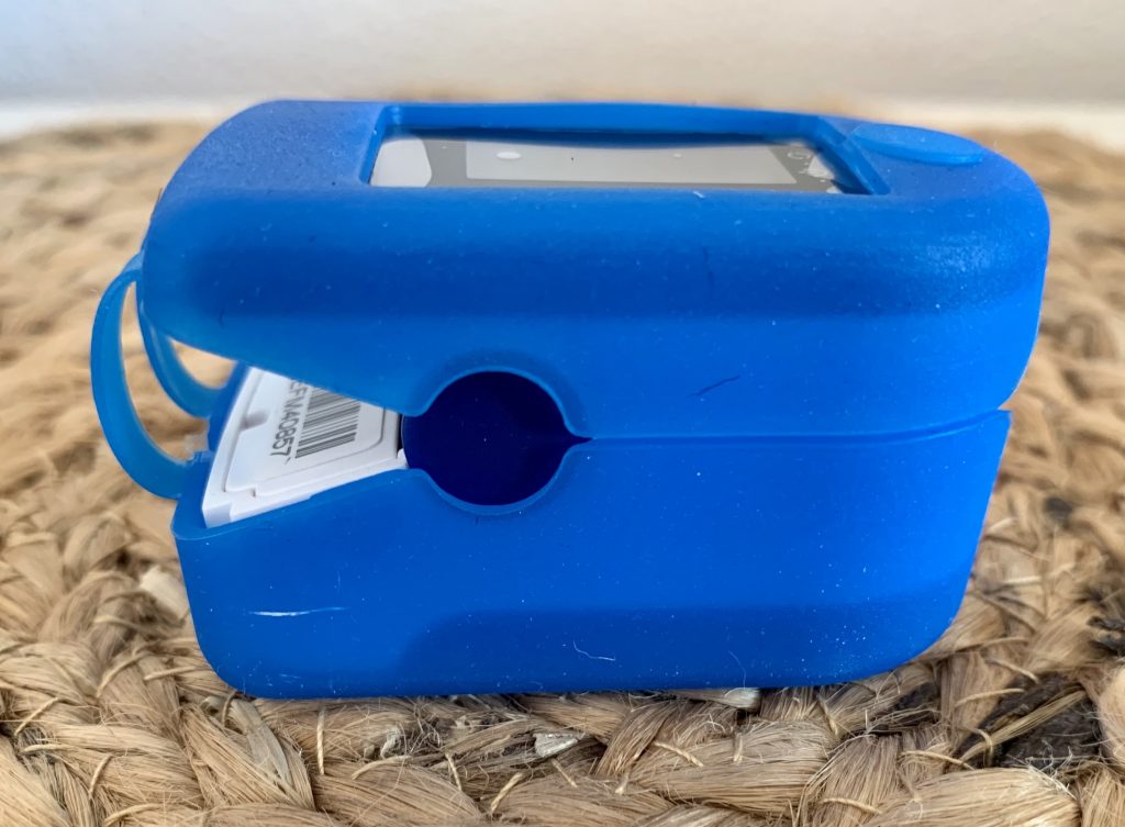 PULOX PO-200 Pulsoximeter in Silikonhülle von der Seite