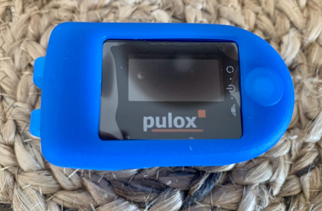 PULOX PO-200 Pulsoximeter in Silikonhülle von oben