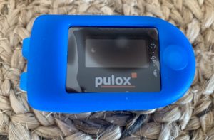 PULOX PO-200 Pulsoximeter in Silikonhülle von oben