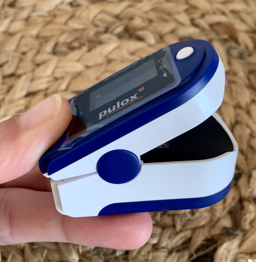 PULOX PO-200 Pulsoximeter mit geöffnetem Clip