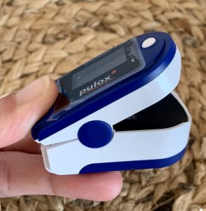 PULOX PO-200 Pulsoximeter mit geöffnetem Clip