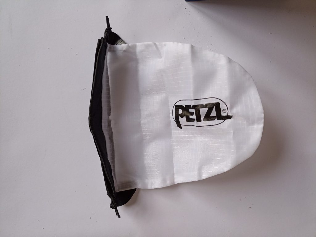 Petzl Actik Core Stirnlampe, beiliegender Beutel