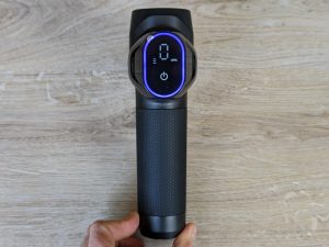 RENPHO R3 Massagepistole von hinten mit eingeschaltetem Display