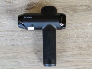 RENPHO R3 Massagepistole von vorne, nach links ausgerichtet