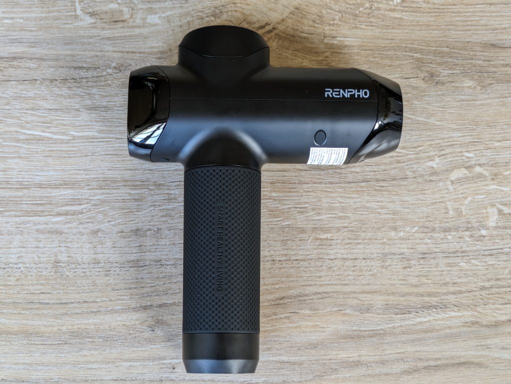 RENPHO R3 Massagepistole von vorne, nach rechts ausgerichtet