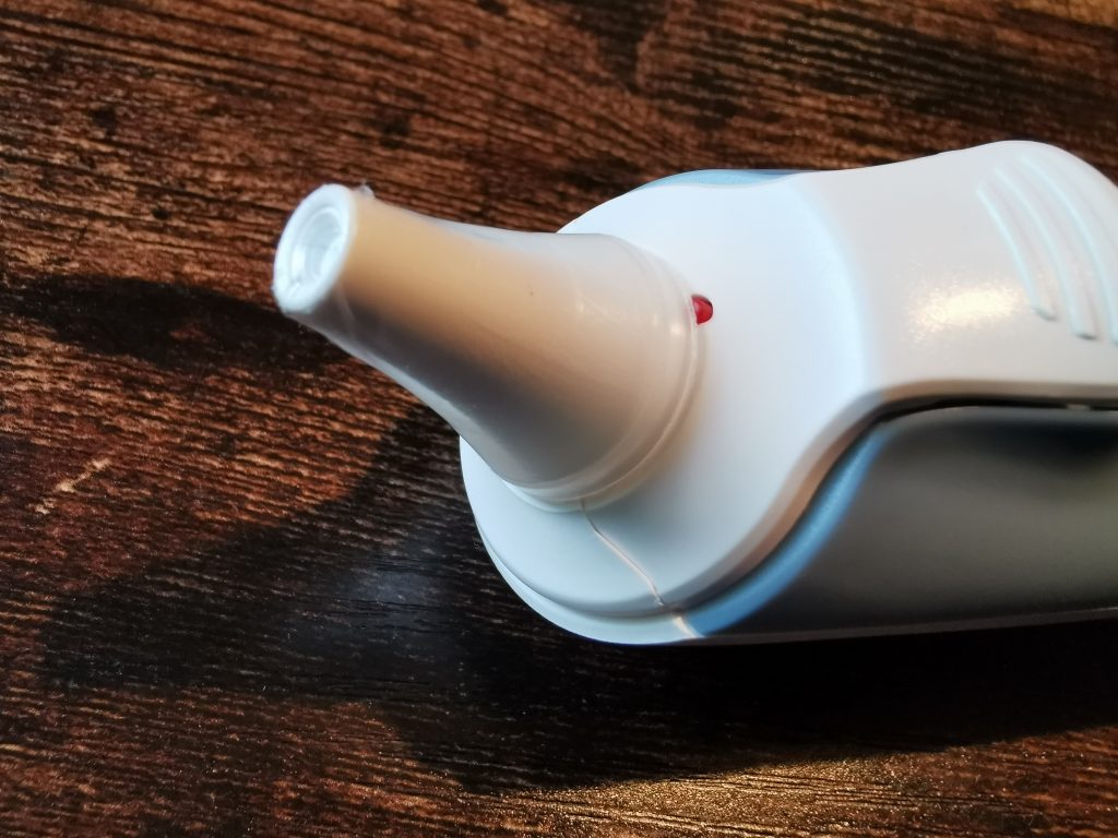 Sanitas SFT53 Ohrthermometer mit aufgesetzter Hygieneschutzkappe