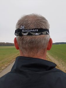 Sigma Sport Headlead II Stirnlampe, auf Kopf bei Mann, von hinten